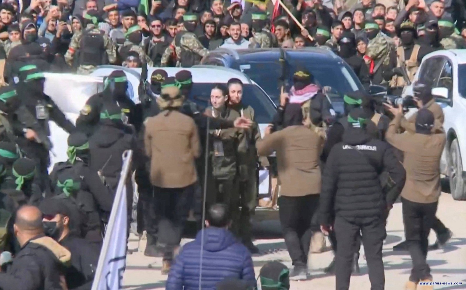 إسرائيل تتسلم المجندات الأربع... وترقّب للإفراج عن 200 أسير فلسطيني